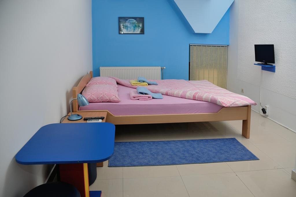 Hostel Paparazzo & Apartmens Kikinda Bilik gambar